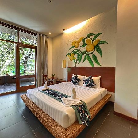 Monsoon Riverside Hotel Phnom-Penh Buitenkant foto