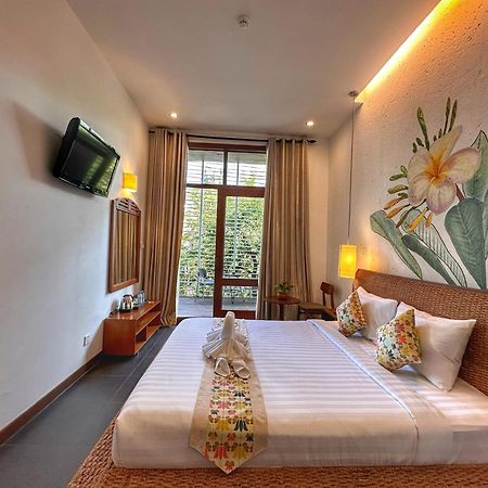 Monsoon Riverside Hotel Phnom-Penh Buitenkant foto