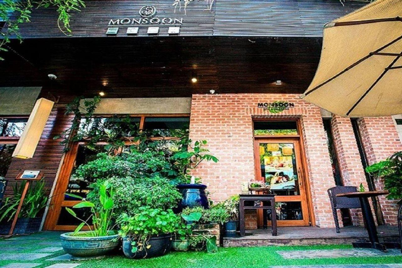 Monsoon Riverside Hotel Phnom-Penh Buitenkant foto