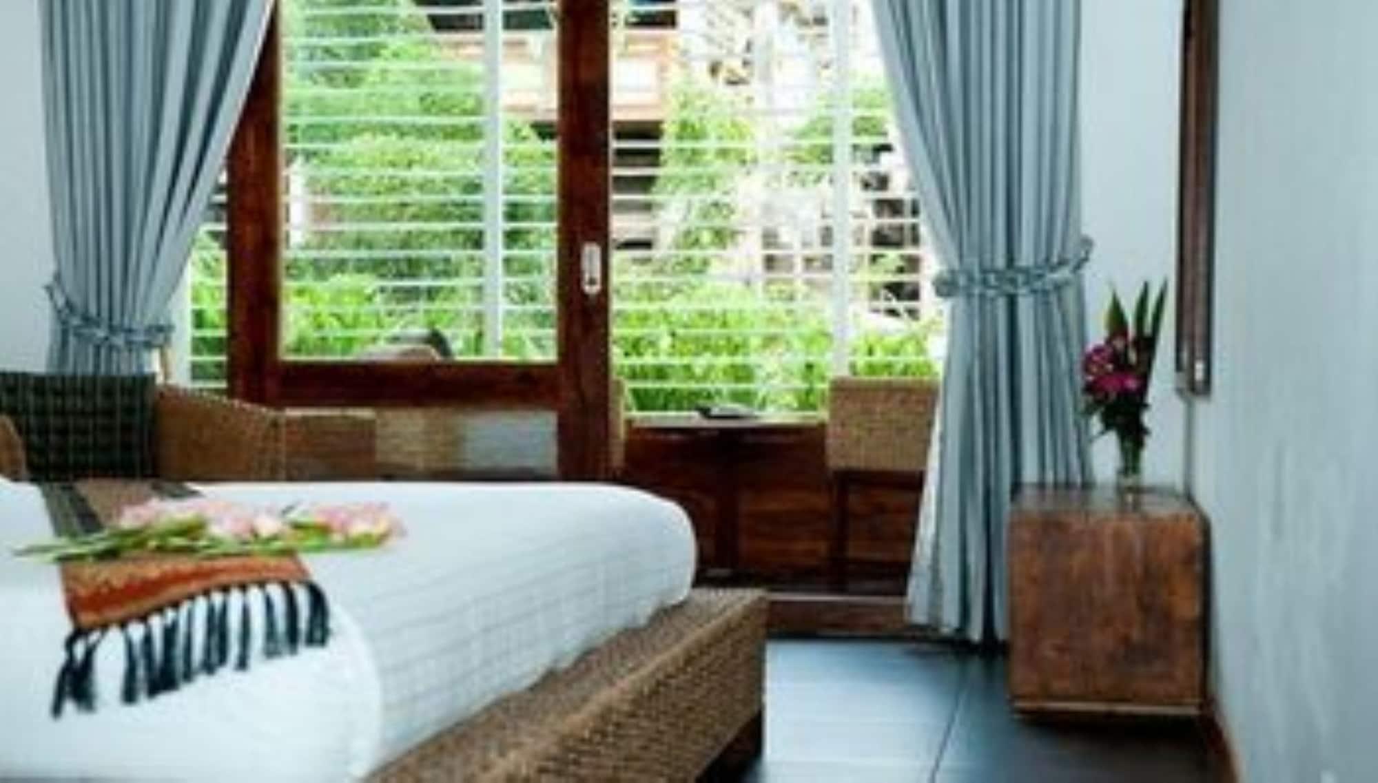 Monsoon Riverside Hotel Phnom-Penh Buitenkant foto