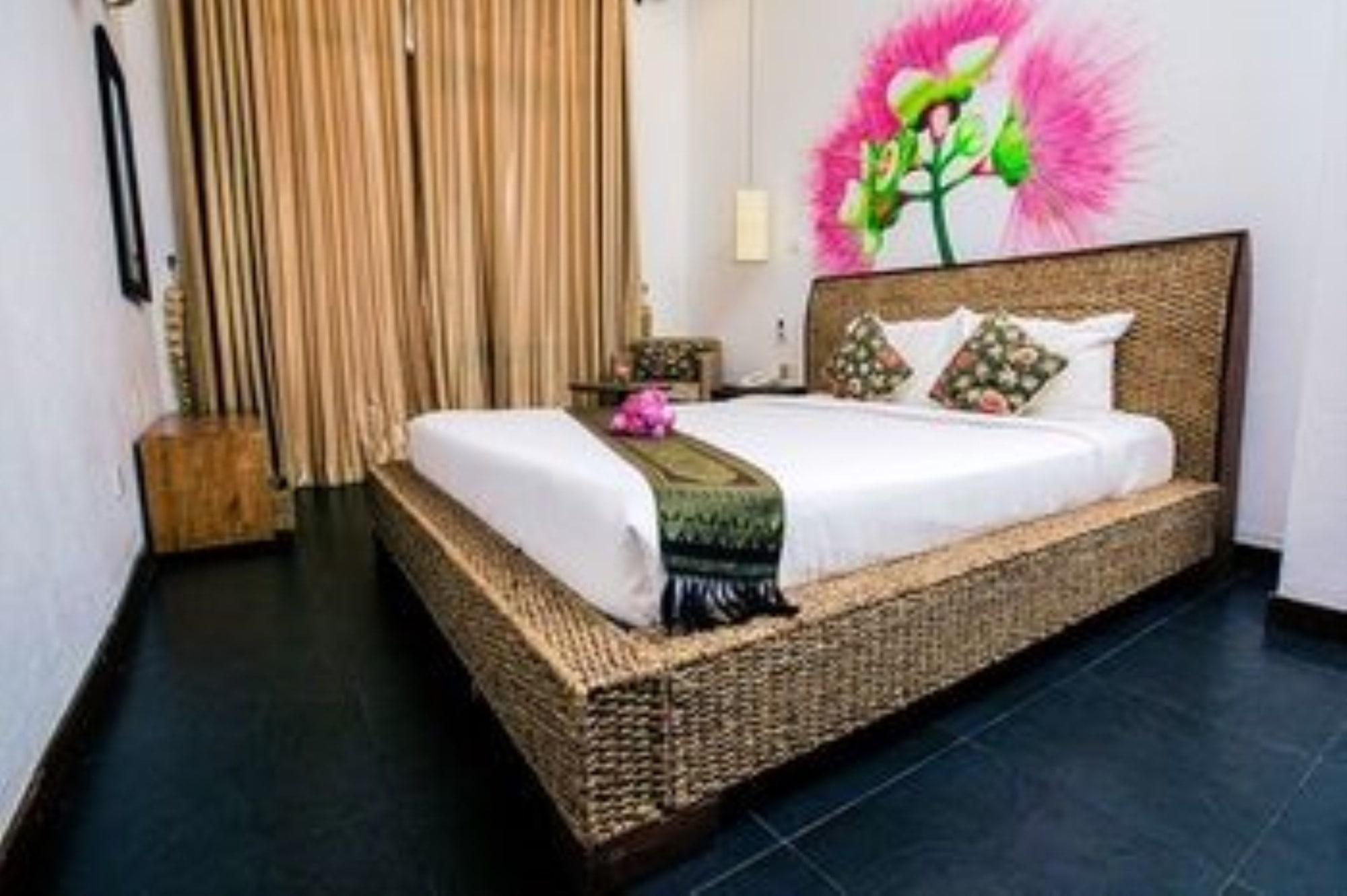 Monsoon Riverside Hotel Phnom-Penh Buitenkant foto