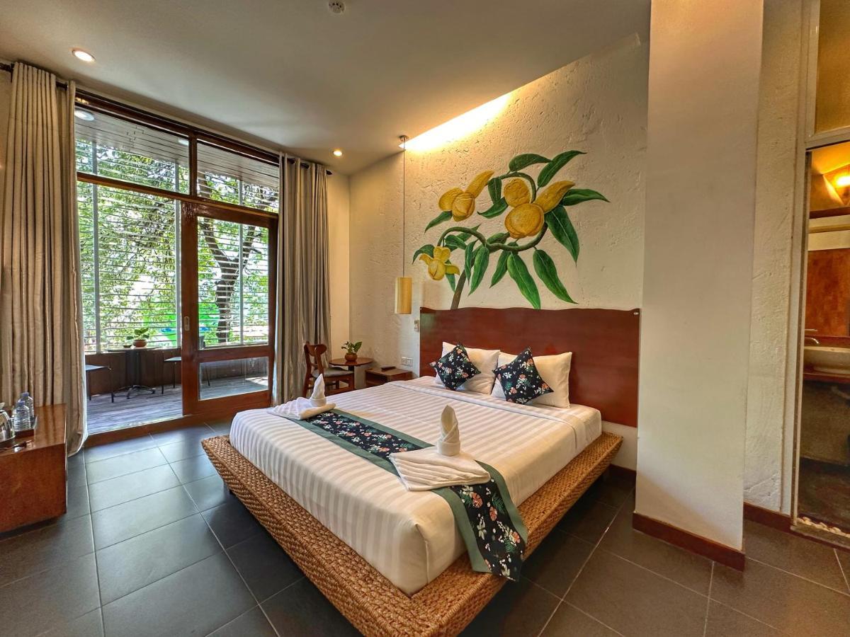 Monsoon Riverside Hotel Phnom-Penh Buitenkant foto
