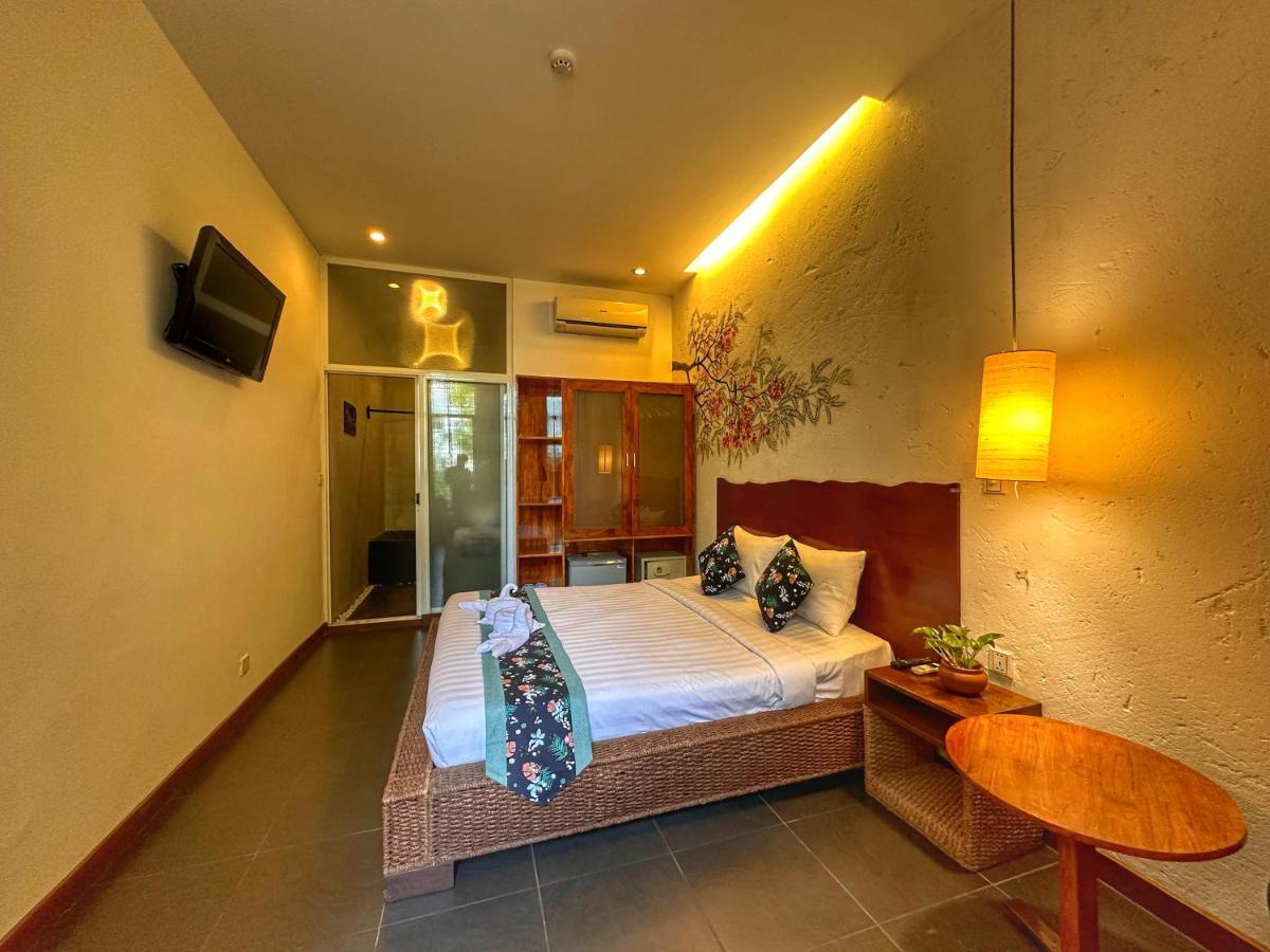 Monsoon Riverside Hotel Phnom-Penh Buitenkant foto