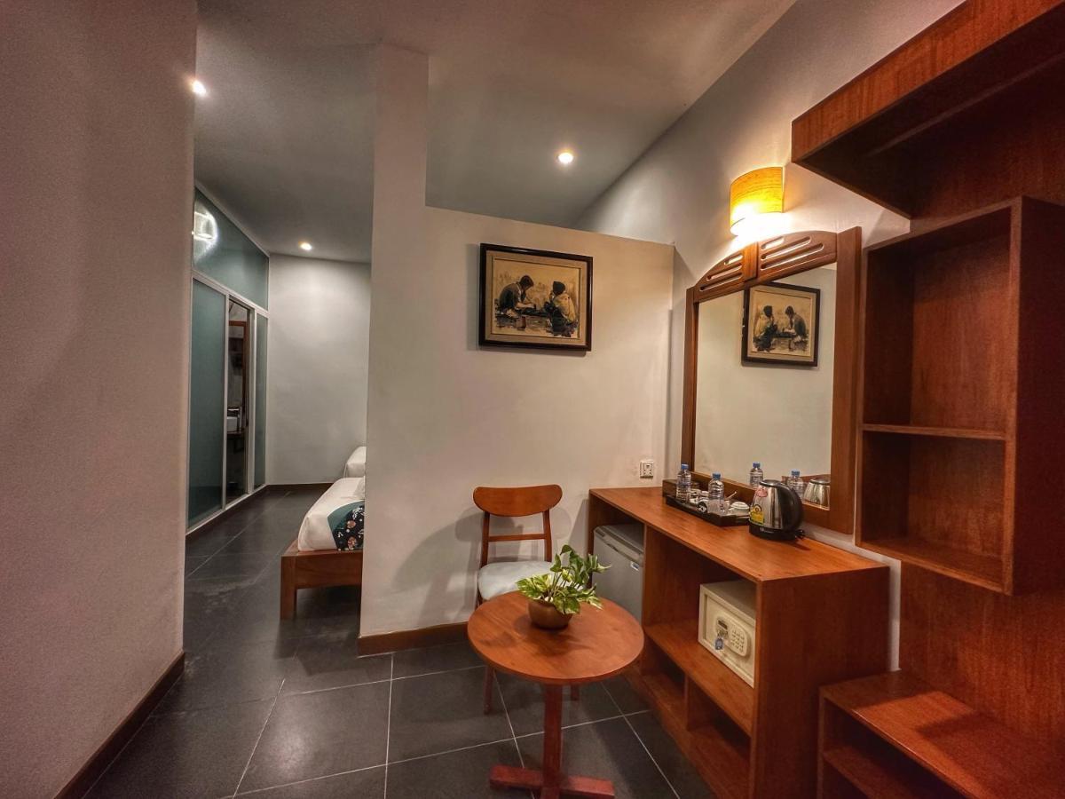 Monsoon Riverside Hotel Phnom-Penh Buitenkant foto