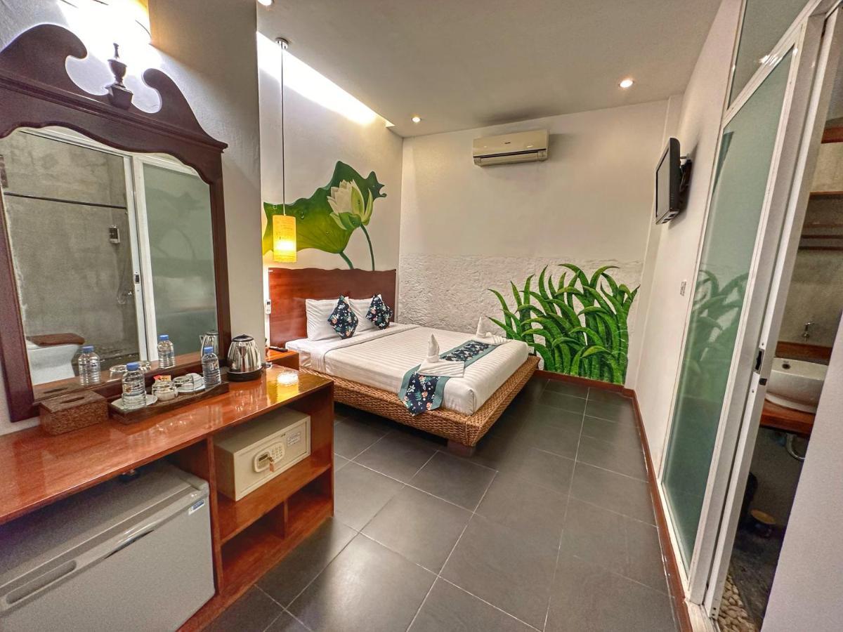 Monsoon Riverside Hotel Phnom-Penh Buitenkant foto