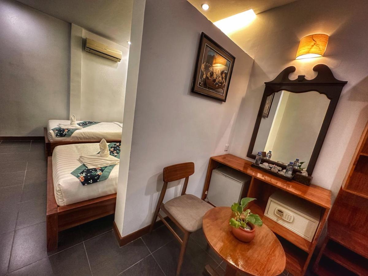 Monsoon Riverside Hotel Phnom-Penh Buitenkant foto