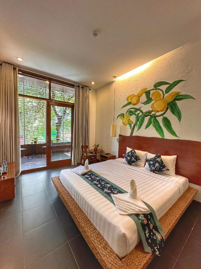 Monsoon Riverside Hotel Phnom-Penh Buitenkant foto