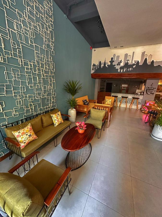 Monsoon Riverside Hotel Phnom-Penh Buitenkant foto