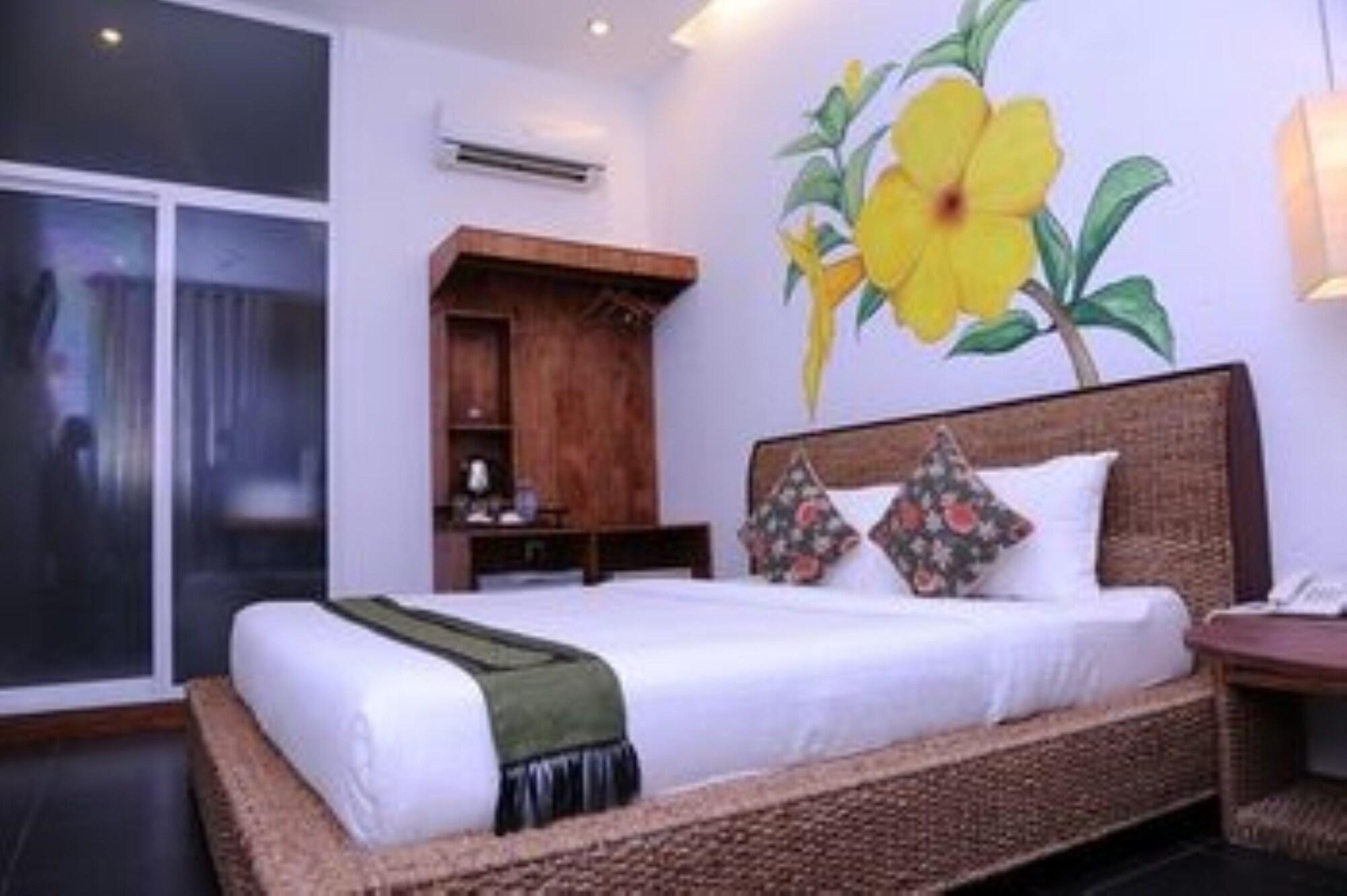 Monsoon Riverside Hotel Phnom-Penh Buitenkant foto