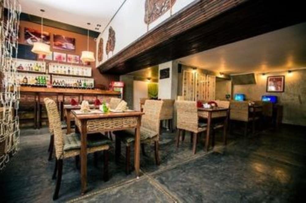 Monsoon Riverside Hotel Phnom-Penh Buitenkant foto