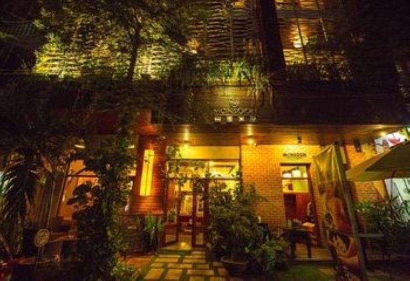 Monsoon Riverside Hotel Phnom-Penh Buitenkant foto