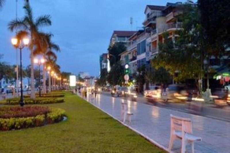 Monsoon Riverside Hotel Phnom-Penh Buitenkant foto