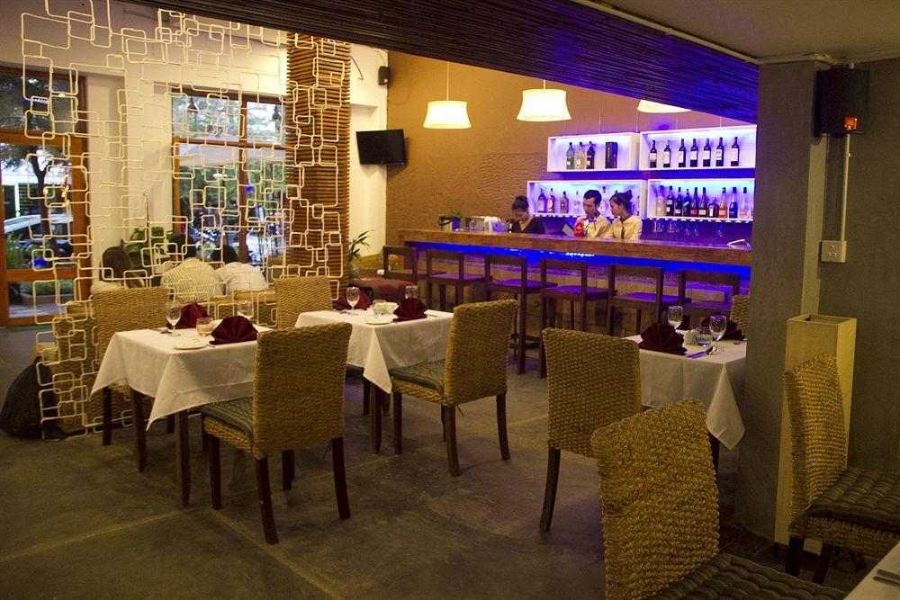 Monsoon Riverside Hotel Phnom-Penh Buitenkant foto