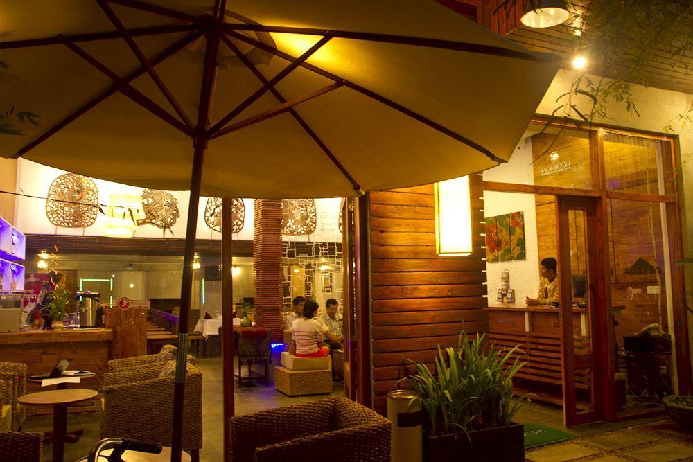Monsoon Riverside Hotel Phnom-Penh Buitenkant foto