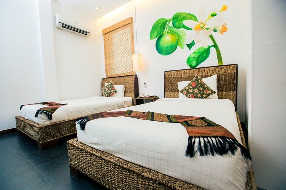 Monsoon Riverside Hotel Phnom-Penh Buitenkant foto